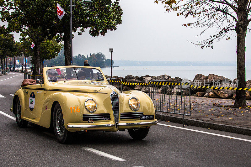 ALFA ROMEO 6C 2500 S CABRIOLET TURINGA(1942)，一辆旧赛车，在Mille Miglia 2020，一个著名的意大利复古历史比赛，加尔达湖